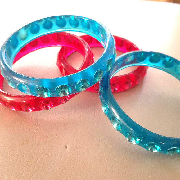 ----- Jewelry - 4 CLEAR PLASTIC LUCITE PLUS SIZE BANGLES